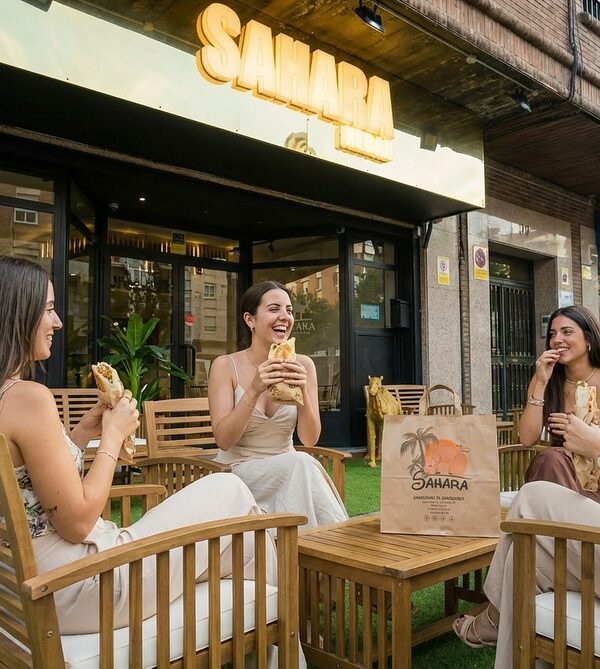 Fachada Moderna Del Restaurante Sahara Kebab En Madrid Equipado Por Frinus