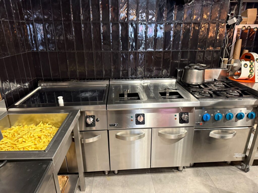 Bloque De Cocción Modular Fagor Y Freidoras Industriales En Cocina De Restaurante
