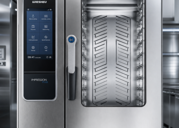 Horno combinado inteligente en cocina profesional de acero inoxidable con iluminación técnica