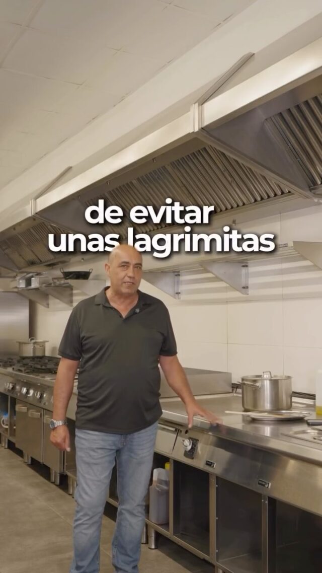 Una cocina demasiado caliente no solo incomoda… también cuesta dinero.

Cuando la temperatura aumenta, el equipo se fatiga antes, el ritmo de trabajo baja y el servicio acaba resintiéndose. Muchas veces el problema no es la falta de aire acondicionado, sino una extracción insuficiente.

Una campana bien diseñada mejora la circulación del aire, reduce la acumulación de humo y vapor, ayuda a mantener un entorno de trabajo más cómodo y evita que los olores invadan el local.

En Frinus fabricamos campanas extractoras a medida, adaptadas al espacio, al tipo de cocina y al volumen de trabajo de cada negocio.

📍 Calle Río Ebro, 17 – Fuenlabrada (Madrid).

¿Estás montando o reformando tu cocina? Estaremos encantados de asesorarte.