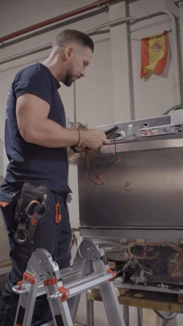 Un lavavajillas parado en plena jornada puede convertirse en un problema para todo el servicio. 🍽️⚠️

La clave no es esperar a que falle: un buen mantenimiento preventivo puede ayudarte a detectar pequeños problemas antes de que se conviertan en una avería.

En Frinus te enseñamos qué revisar y contamos con servicio técnico propio. 🔧

📍 Calle Río Ebro, 17 · Fuenlabrada
Pásate por Frinus y te informamos.

#Frinus #HosteleríaMadrid #LavavajillasIndustrial #ServicioTécnico #MaquinariaHostelería